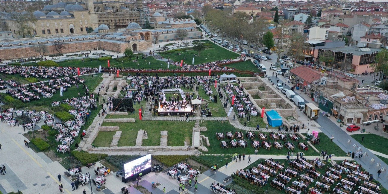 Balkanlar'ı buluşturan Selimiye Meydanı'ndaki iftara 5 bin kişi katıldı