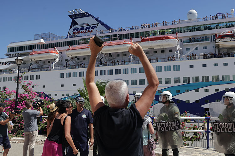 Girit'e gelen İsrailli turistler, İsrail saldırılarının protesto edildiği eylemle karşılandı