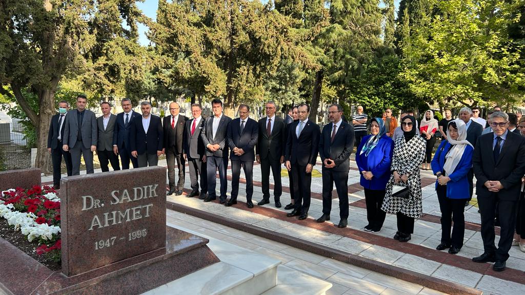 Bakan Kasapoğlu Dr. Sadık Ahmet'in kabrini ziyaret etti