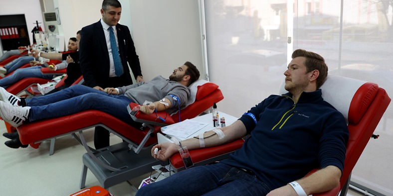 Edirne'de uluslararası öğrenciler afetzedeler için kan bağışında bulundu