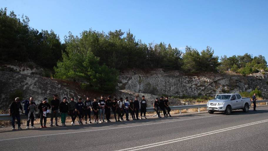 Yanan alanda mahsur kalan göçmenler polise teslim oldu
