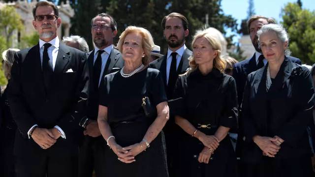 Eski kraliyet ailesi üyelerine vatandaşlık verildi