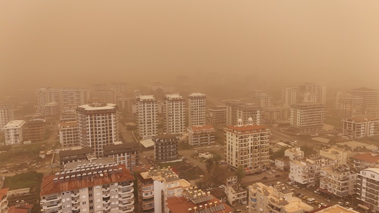 Afrika'dan gelen çöl tozu sonucu bazı iller turuncuya büründü