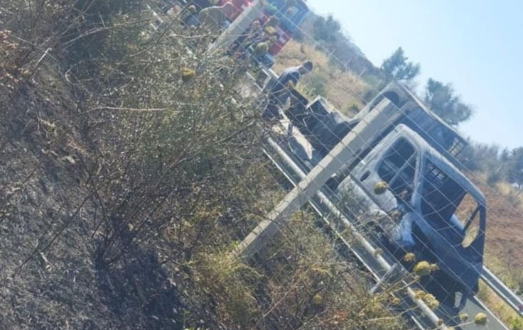 Egnatia Otoyolu’nda seyir halindeki ticari kamyon alev aldı