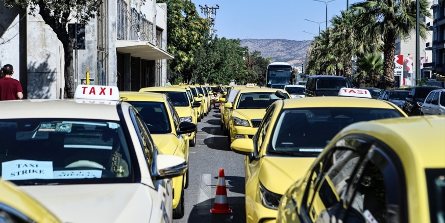 Atina’da taksiciler bir günlük greve gitti