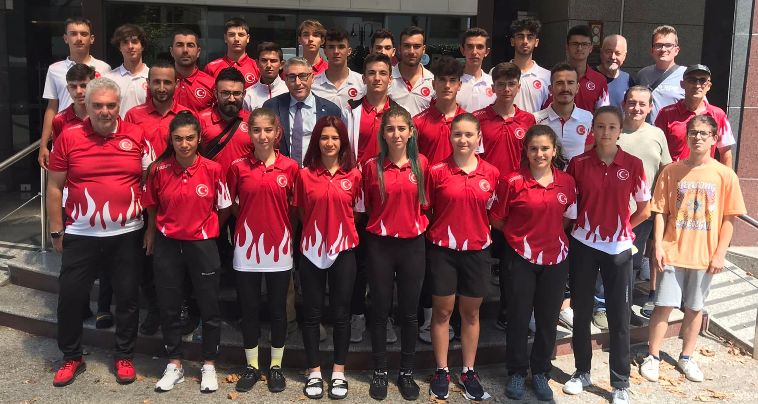 Başkonsolos Ömeroğlu, Dağ Bisikleti Milli Takım sporcuları ile bir araya geldi