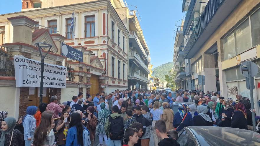 İskeçe Azınlık Ortaokulu – Lisesi’nde vardiyalı eğitime karşı protesto eylemi 3. gününde de devam etti