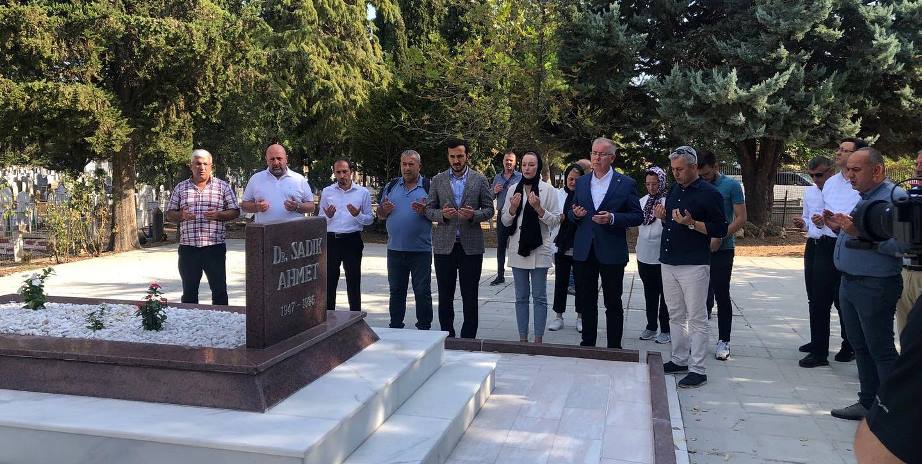 Bağcılar Belediye Başkanı Özdemir, Dr. Sadık Ahmet’in kabrini ziyaret etti