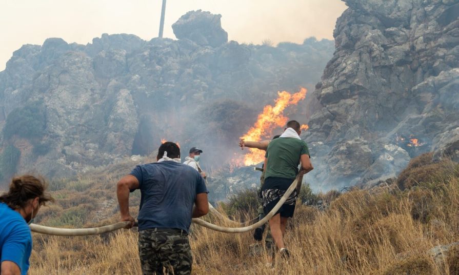 Rodos Adası'nda devam eden orman yangınında 30 bin kişi tahliye edildi