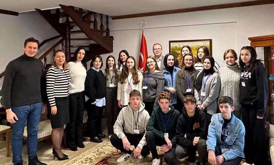 Gümülcine Başkonsolosu Aykut Ünal, Mucize Tiyatro Topluluğu’nu ağırladı