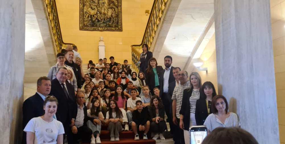 Milletvekili Özgür Ferhat, Azınlık ilkokulu öğrencilerini mecliste ağırladı