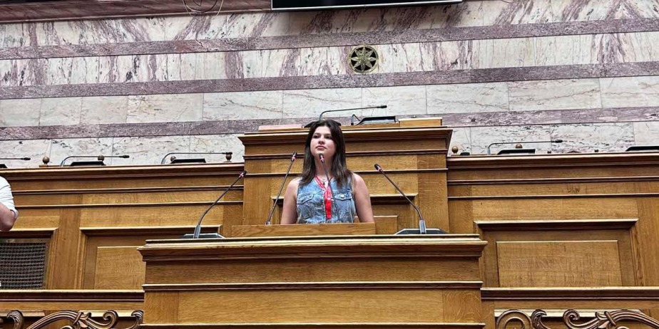 Celal Bayar Azınlık Lisesi öğrencisi Elif Mustafa "Gençlik Meclisi" oturumunda konuştu