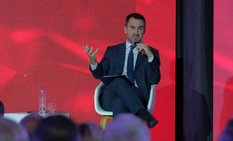 Aleksis Hariçis, Yeni Sol Partisi Başkanlığından istifa etti