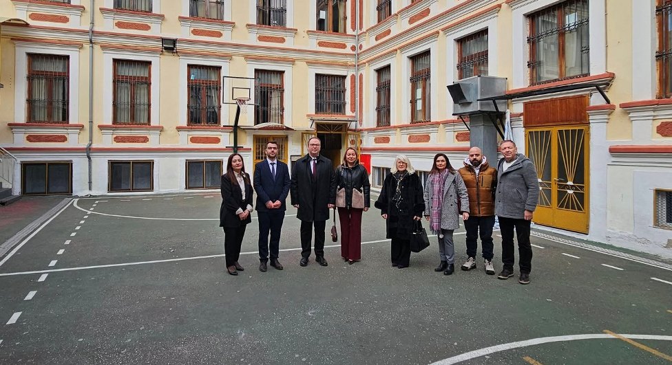 Gümülcine Başkonsolosu Aykut Ünal, İskeçe Azınlık Ortaokulu-Lisesi’ne resmi ziyarette bulundu
