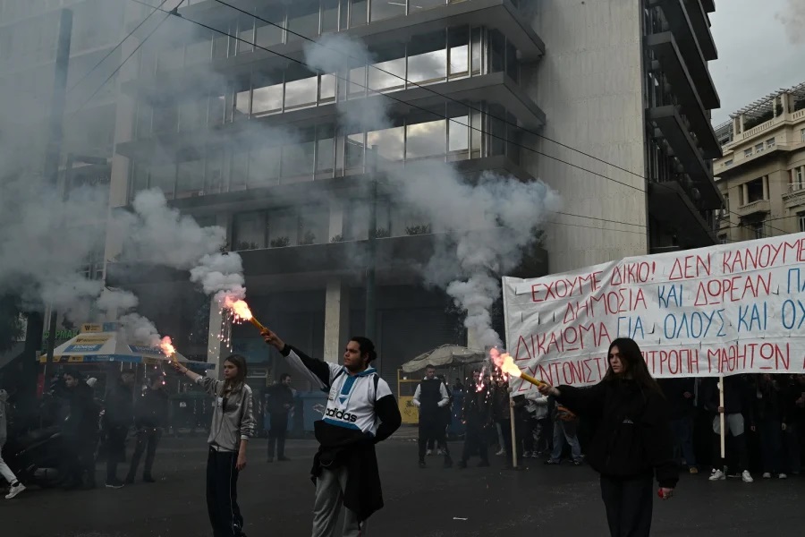Öğrenci ve eğitimciler özel üniversite yasa tasarısını protesto etti