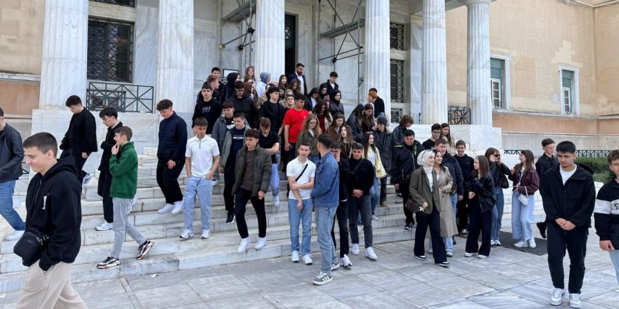 Özgür Ferhat, Celal Bayar Azınlık Lisesi öğrencilerini Atina’da ağırladı
