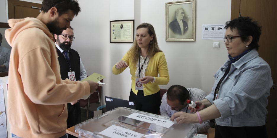 Yunanistan'da yaşayan Türk vatandaşları oy kullanmaya devam ediyor