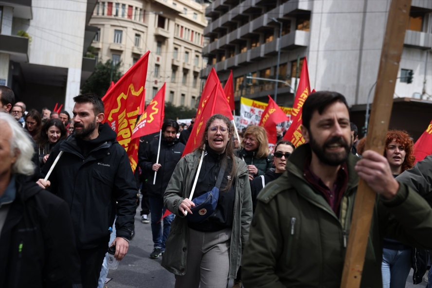 İşçi ve memurlar 24 saatlik greve gitti