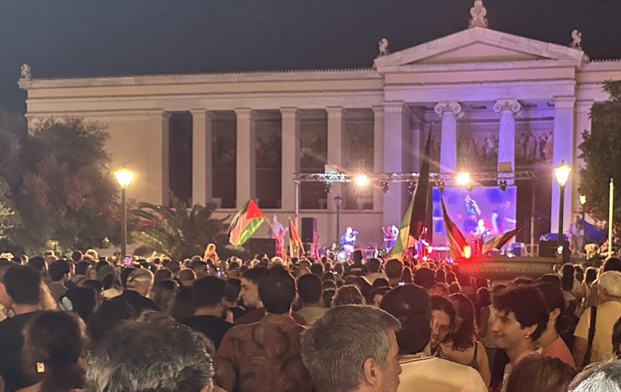 Atina'da, İsrail'in ablukasını kırmak için yola çıkan Küresel Sumud Filosu'na destek konseri