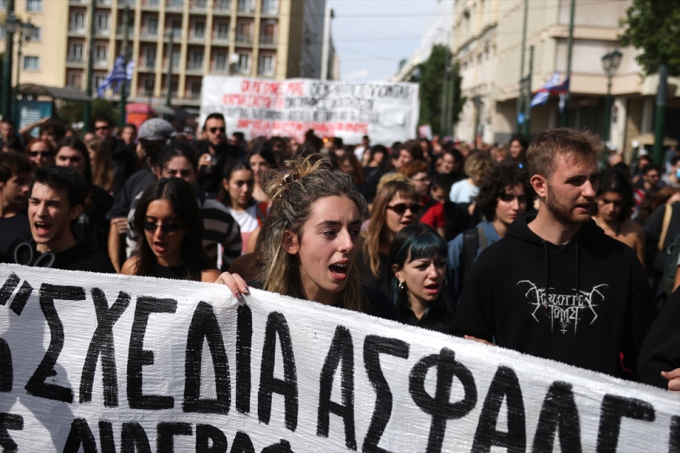 Üniversite öğrencileri okuldan atılmalarının önünü açan yasayı protesto etti