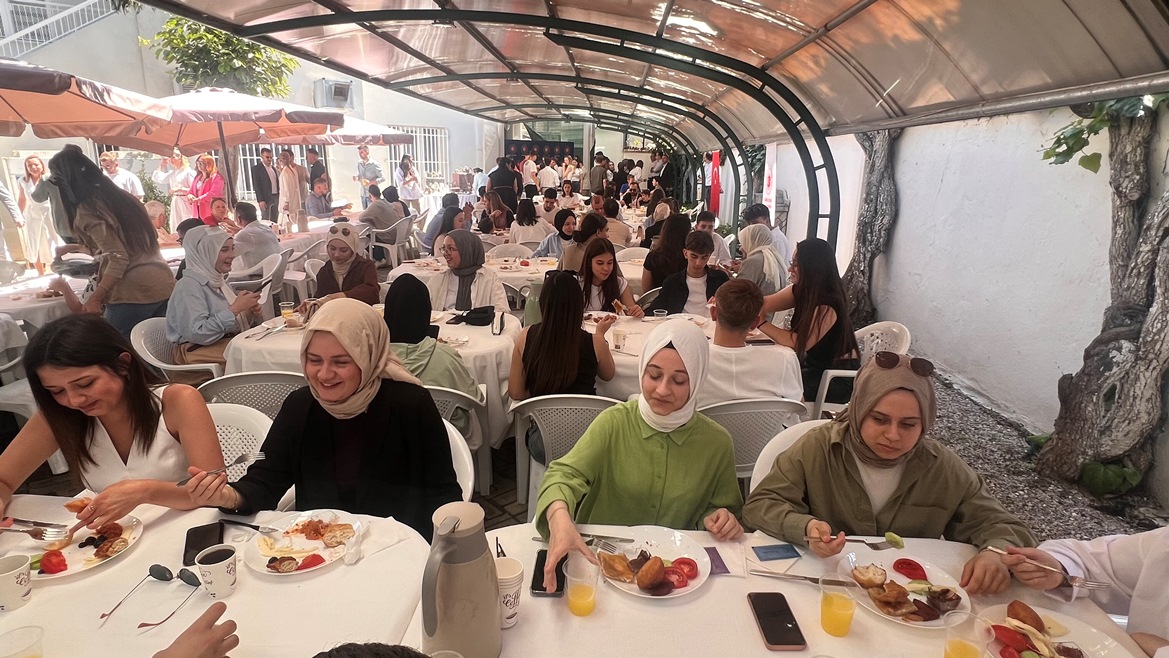 Gümülcine Başkonsolosluğunda ‘Türk Kahvaltısı’nda gençler bir araya geldi