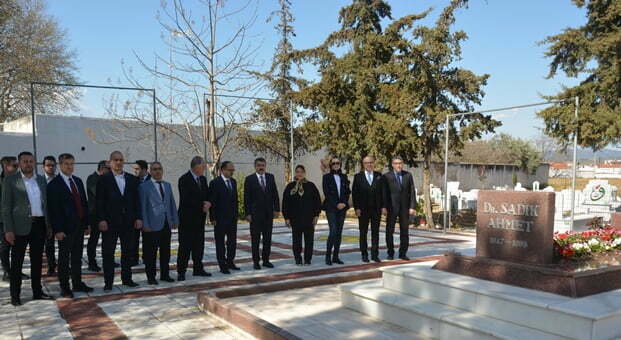 Bursa Yıldırım Belediyesi Dr. Sadık Ahmet’in kabrini ziyaret etti