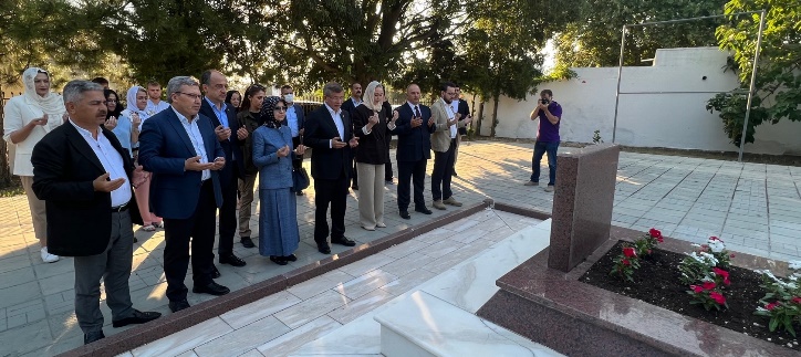 Davutoğlu, Dr. Sadık Ahmet’in kabrini ziyaret etti