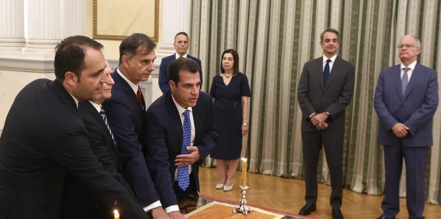 Yeni kabine üyeleri yemin ederek göreve başladı