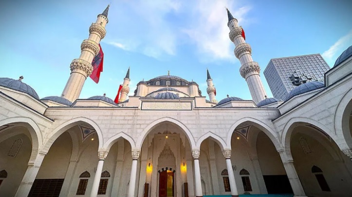 Balkanların en büyük camisi olan Namazgah Camisi Arnavutluk'ta ibadete açıldı