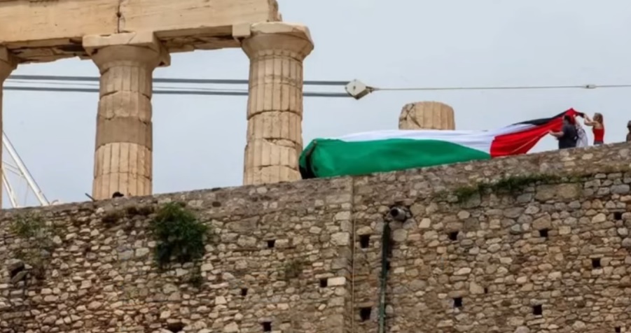 Yeni Sol Partisi, Gazze'ye destek amacıyla Akropolis'te Filistin bayrağı açtı