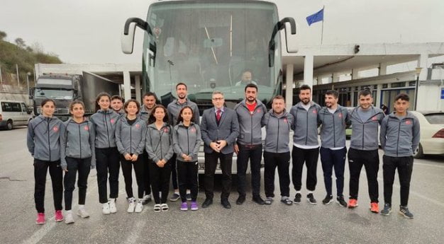 Başkonsolos Ömeroğlu, Türk sporcuları Sınır Kapısında karşıladı