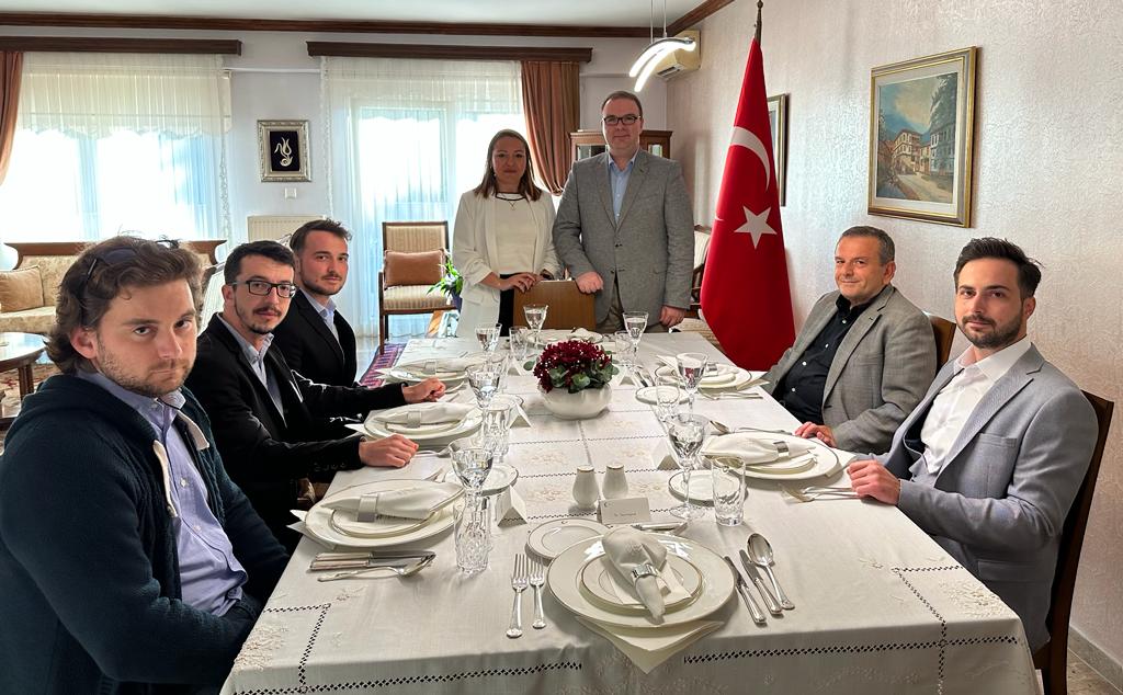Başkonsolos Aykut Ünal depremzedelere yardıma giden Batı Trakyalı soydaşları Başkonsolosluk konutunda ağırladı