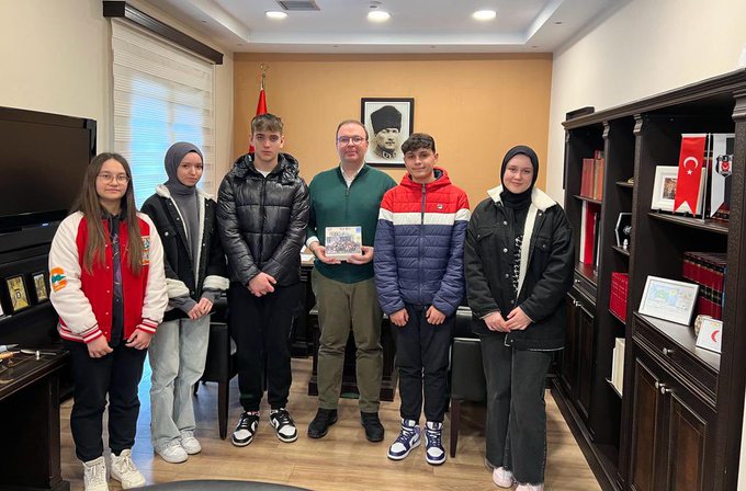 Celal Bayar öğrencilerinden, Başkonsolos Ünal’a 2024 yılı takvimi