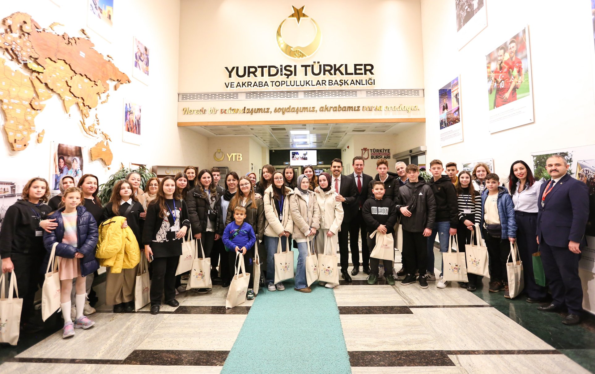 YTB Başkanı Abdullah Eren, Mucize Tiyatro Topluluğu’nu ağırladı
