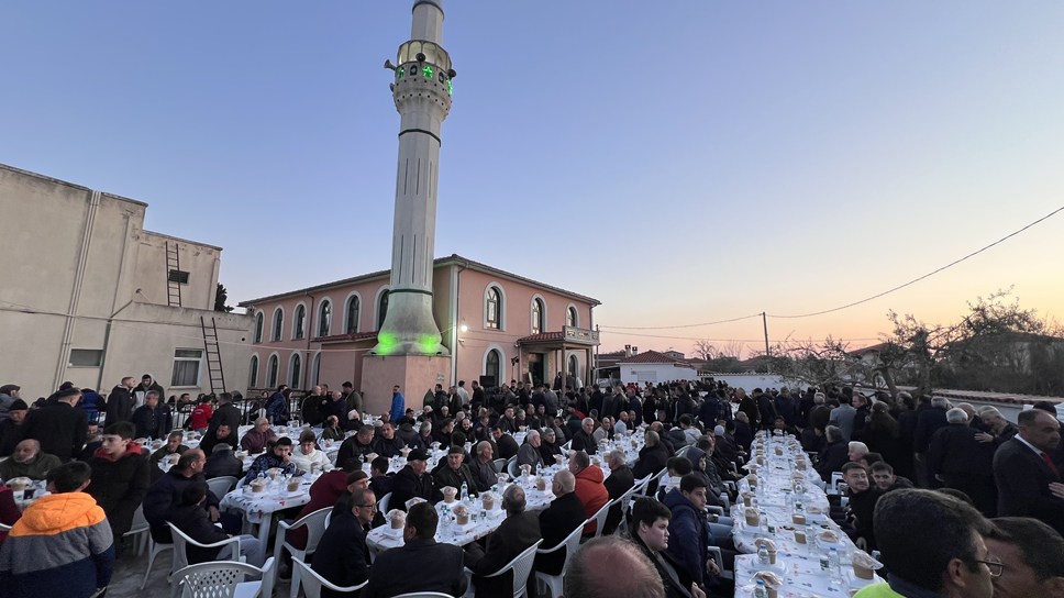 Karacaoğlan’da Ramazan bereketi: 2 bin kişilik iftar sofrası kuruldu