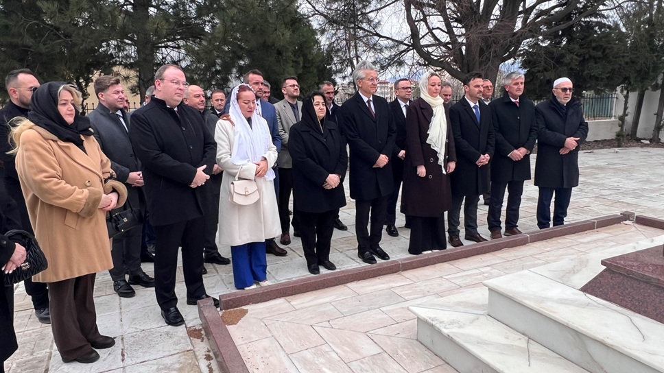 Büyükelçi Erciyes ve Başkonsolos Ünal’dan, Dr. Sadık Ahmet’e bayramda kabir ziyareti