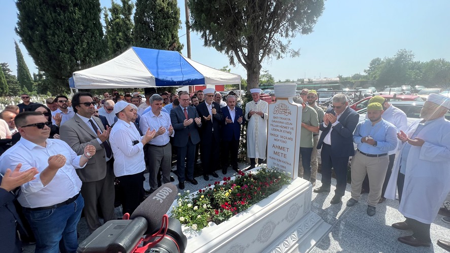 Merhum Müftü Ahmet Mete mezarı başında anıldı