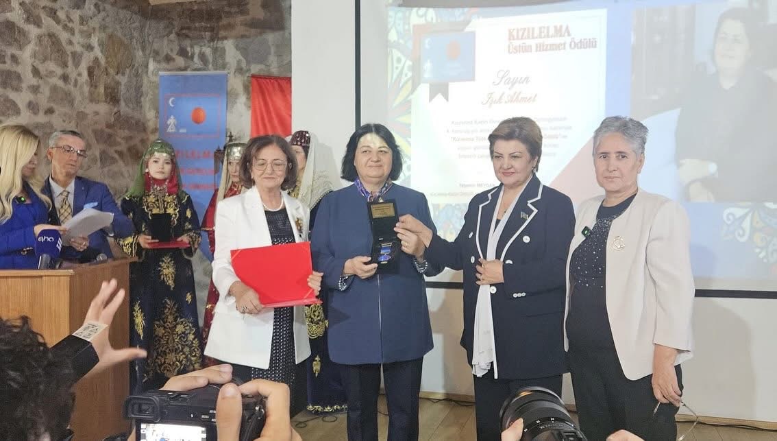 Kızılelma Üstün Hizmet Ödülü Işık Sadık Ahmet’e verildi