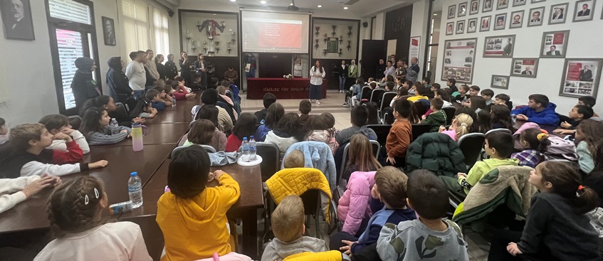 Batı Trakya’da çocuklar Türkiye Cumhuriyeti’nin 100. yılını kutladı