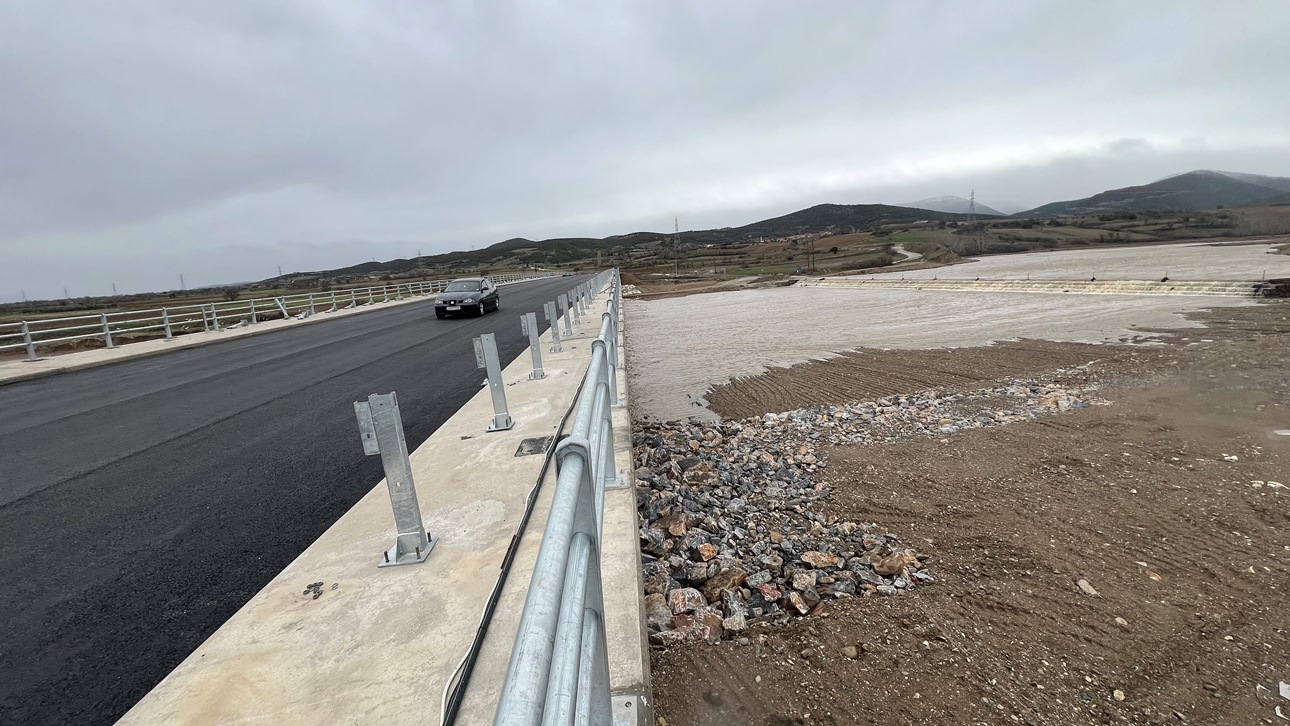 Menetler çayı köprüsü trafiğe açıldı