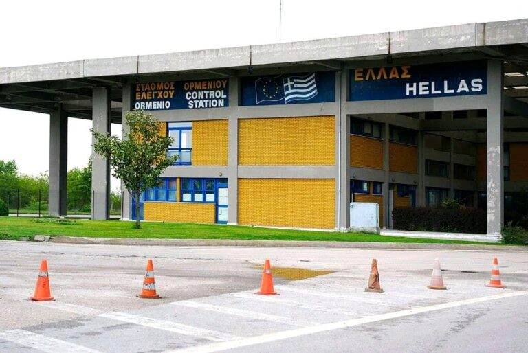 Gümrükte esrar ve bıçakla yakalandılar!!!