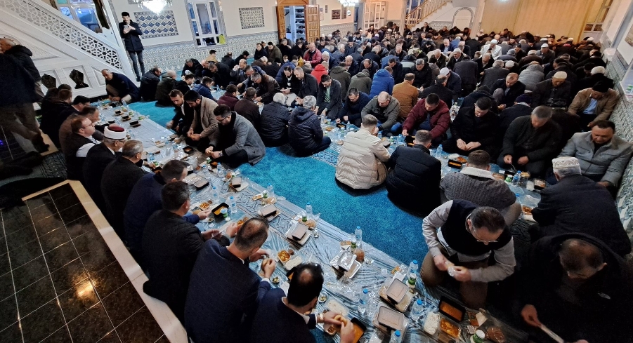Mehrikoz’da iftara soydaşlardan yoğun ilgi