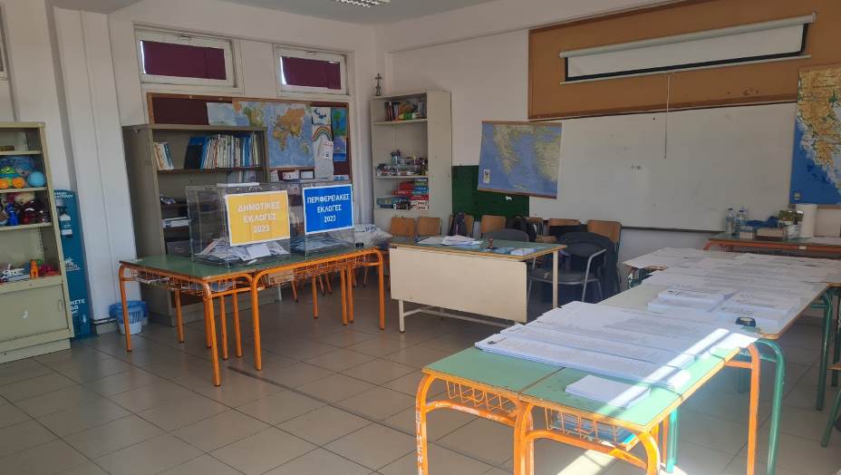 Halk yerel seçim için sandık başına gitti