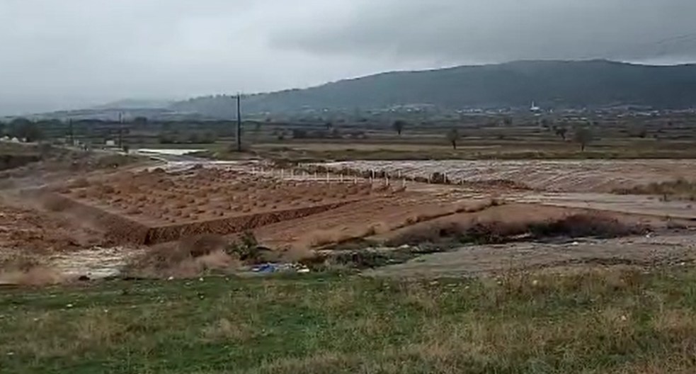 Domruköy geçidi taştı, yollar kapandı: Bir sürücü son anda kurtarıldı