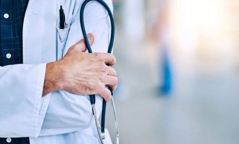 Doktorlar ve sağlık personeli 24 saatlik greve gitti