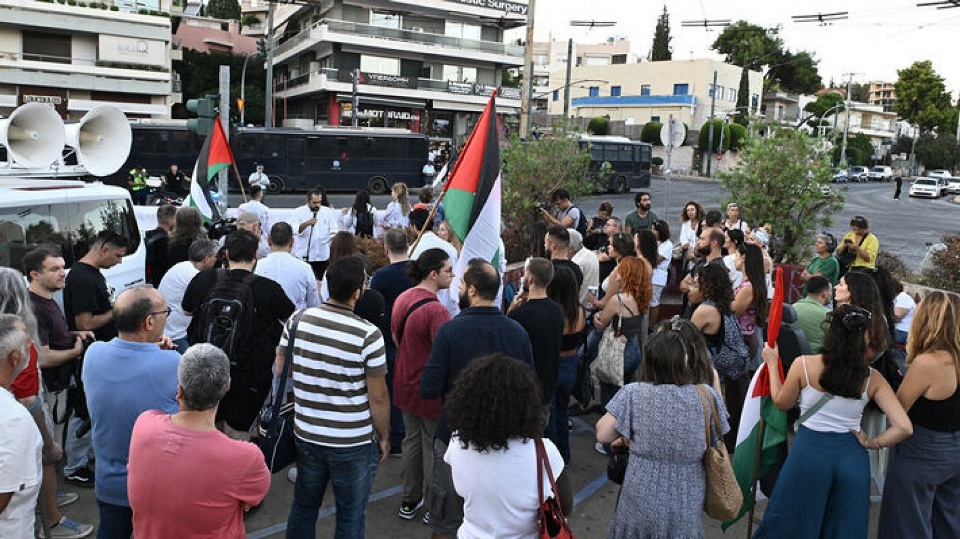 Sağlık çalışanları İsrail'in Gazze'deki hastane saldırısını protesto etti