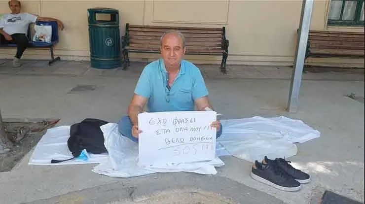 Eski milletvekili Çetin Mandacı hastane önünde eylem yaptı