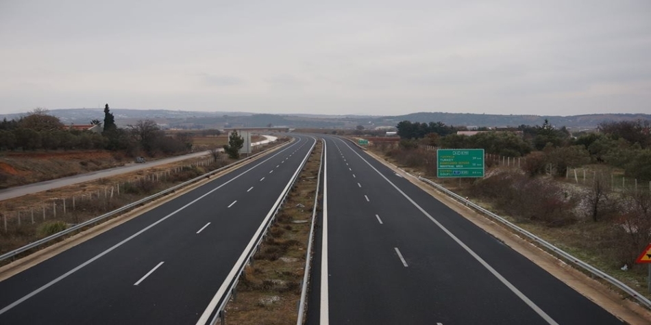 Kaçak göçmenleri taşıyan araç Egnatia’da ters yöne girdi