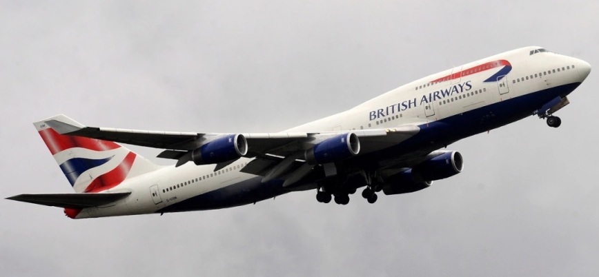 Atina - Londra uçuşu yapan uçağın yanından drone geçti