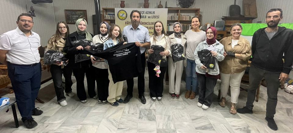 İskeçe Azınlık Encümen Heyeti ve Okul Aile Birliğinden öğrencilere anlamlı hediye